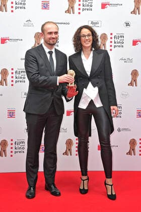Hessian Film and Cinema Award 2021 Director Aljaksei Palujan Aliaksei Paluyan and Angela Dorn Rancke Bündnis 90 Die Grünen State Minister for Science and the Arts Hesse on the occasion of the award ceremony of the 32 Hessian Film and Cinema Award on the evening of 22 10 2021im Capitol Offenbach 20211022MWI14706
