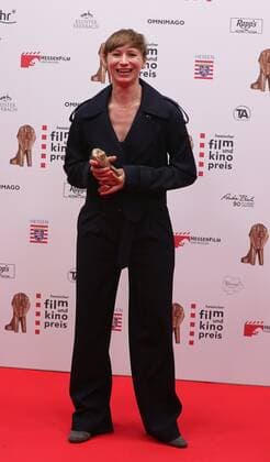 22 10 2021 Offenbach, Capirol 32 Hessian Film and Cinema Award for feature film received the director Lisa Bierwirth for her film Le Prince radiant with the award director Lisa Bierwirth emspor, DFL regulations prohibit any use of photographs as image sequences and or quasi video HP