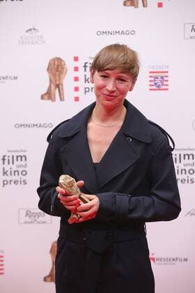 22 10 2021 Offenbach, Capirol 32 Hessian Film and Cinema Award for feature film received the director Lisa Bierwirth for her film Le Prince radiant with the award director Lisa Bierwirth emspor, DFL regulations prohibit any use of photographs as image sequences and or quasi video HP