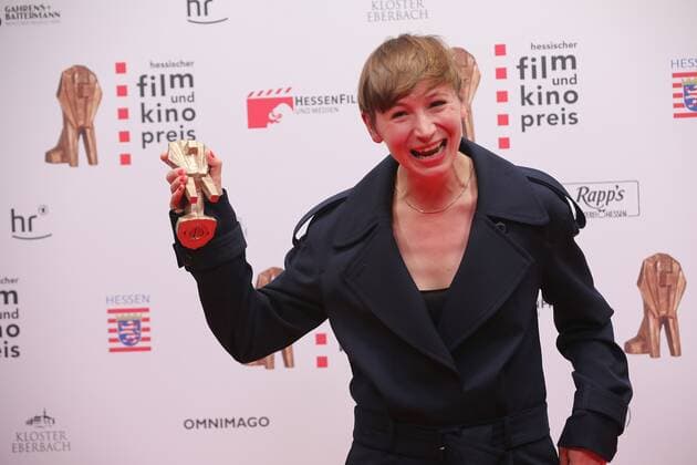 22 10 2021 Offenbach, Capirol 32 Hessian Film and Cinema Award for feature film received the director Lisa Bierwirth for her film Le Prince radiant with the award director Lisa Bierwirth emspor, DFL regulations prohibit any use of photographs as image sequences and or quasi video HP
