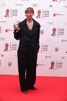 22 10 2021 Offenbach, Capirol 32 Hessian Film and Cinema Award for feature film received the director Lisa Bierwirth for her film Le Prince radiant with the award director Lisa Bierwirth emspor, DFL regulations prohibit any use of photographs as image sequences and or quasi video HP