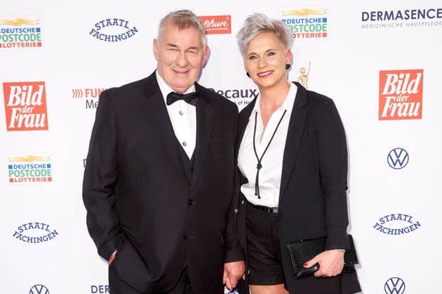 Verleihung der Goldenen Bild der Frau Heinz Hoenig mit Ehefrau Annika Kärsten auf dem roten Teppich bei der Verleihung der Goldenen Bild der Frau im Stage Theater Neue Flora in Hamburg. *** Award of the Golden Picture of the Woman Heinz Hoenig with wife Annika Kärsten on the red carpet at the award of the Golden Picture of the Woman at the Stage Theater Neue Flora in Hamburg Copyright: xEventpressxGolejewskix