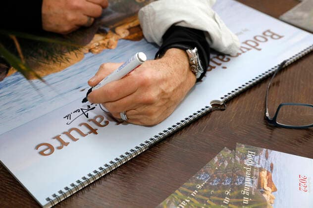 Artist Jörg Düsterwald signs his body painting calendar 2022 in Atleier Düsterwald In the motifs of his Nature Art project, he paints his body art photo models in natural settings in such a way that they merge with them to form a symbiosis With the project, the artist draws attention to the sensitive nature and environment endangered by climate change Hamelin, 22 10 Foto:xT.xSkupinx xFuturexImage