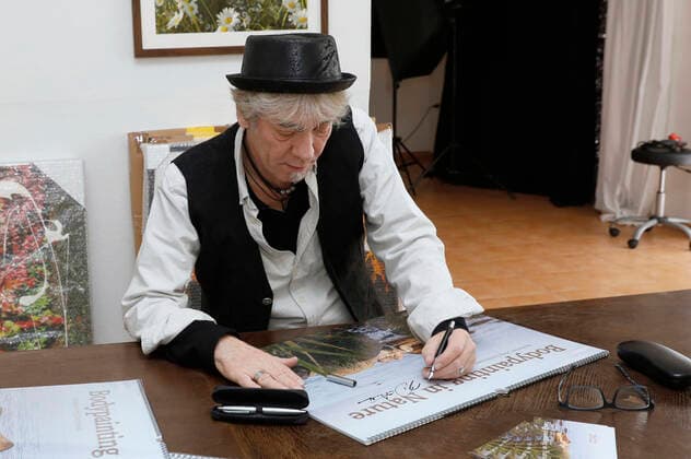 Artist Jörg Düsterwald signs his body painting calendar 2022 in Atleier Düsterwald In the motifs of his Nature Art project, he paints his body art photo models in natural settings in such a way that they merge with them to form a symbiosis With the project, the artist draws attention to the sensitive nature and environment endangered by climate change Hamelin, 22 10 Foto:xT.xSkupinx xFuturexImage