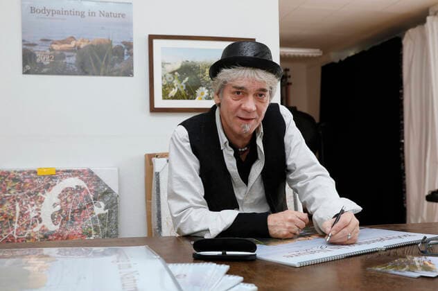Artist Jörg Düsterwald signs his body painting calendar 2022 in Atleier Düsterwald In the motifs of his Nature Art project, he paints his body art photo models in natural settings in such a way that they merge with them to form a symbiosis With the project, the artist draws attention to the sensitive nature and environment endangered by climate change Hamelin, 22 10 Foto:xT.xSkupinx xFuturexImage