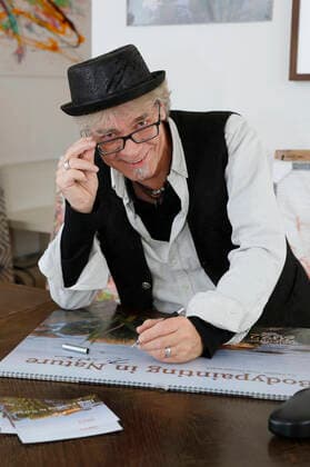 Artist Jörg Düsterwald signs his body painting calendar 2022 in Atleier Düsterwald In the motifs of his Nature Art project, he paints his body art photo models in natural settings in such a way that they merge with them to form a symbiosis With the project, the artist draws attention to the sensitive nature and environment endangered by climate change Hamelin, 22 10 Foto:xT.xSkupinx xFuturexImage