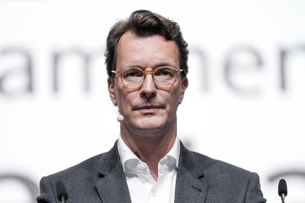 43. CDU Landesparteitag in Bielefeld Aktuell, 23.10.2021, Bielefeld, Hendrik Wuest Mitglied des Landtag Minister für Verkehr des Landes Nordrhein-Westfalen und Anwaerter auf den Posten des Ministerpraesidenten von Nordrhein-Westfalen im Portrait bei seiner Rede beim 43. Landesparteitag Bielefeld Nordrhein-Westfalen Deutschland *** 43 CDU state party conference in Bielefeld News, 23 10 2021, Bielefeld, Hendrik Wuest Member of the State Parliament Minister of Transport of the State of North Rhine Westphalia and candidate for the post of Minister President of North Rhine Westphalia in portrait during his speech at the 43 state party conference Bielefeld North Rhine Westphalia Germany