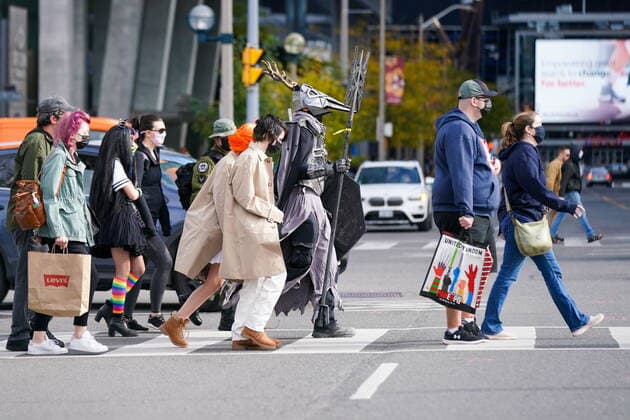 October 23, 2021, Toronto, on, Canada: A cosplayer crosses the street to FAN EXPO Canada: LIMITED EDITION in Toronto on Saturday, Oct. 23, 2021. Toronto Canada  - ZUMAc35_ 20211023_zaf_c35_037 Copyright: xEvanxBuhlerx