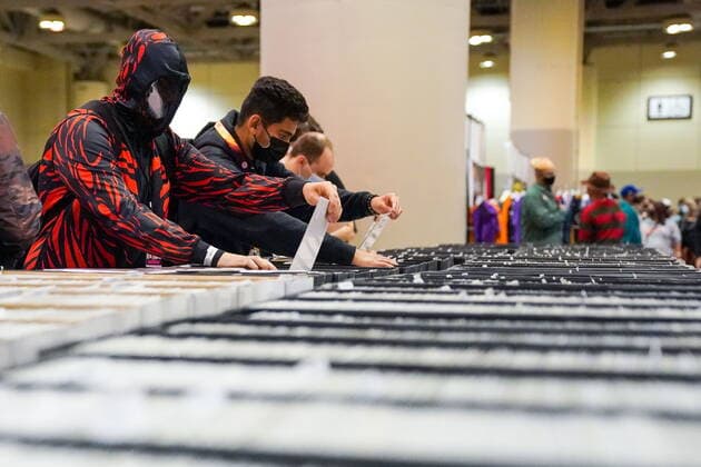 October 23, 2021, Toronto, on, Canada: Customers search through thousands of comic books at FAN EXPO Canada: LIMITED EDITION in Toronto on Saturday, Oct. 23, 2021. Toronto Canada  - ZUMAc35_ 20211023_zaf_c35_039 Copyright: xEvanxBuhlerx