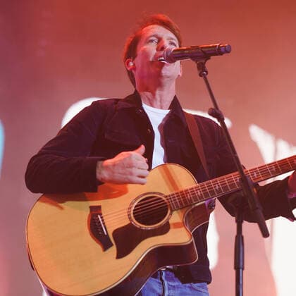 October 23, 2021, Madrid, Spain: Singer, James Blunt performs at the Cadena100 Por Ellas concert against breast cancer at the Wizink centre. Madrid Spain - ZUMAs197 20211023_zaa_s197_378 Copyright: xAtilanoxGarciax