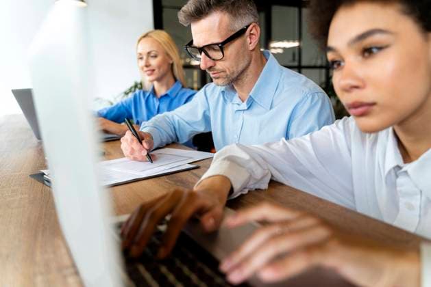 Businessman working with female workers in office model released Symbolfoto property released OIPF01121