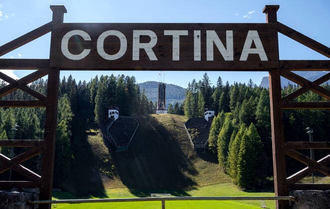 Tourismus Kunst Reisen Sport Olympia Italien Venedig 10.10.2021, Reisen Italien, Cortina dÕAmpezzo Provinz Belluno Venetien Skiort im Norden Italiens Austragungsort der Olympischen Winterspiele von 1956 Trampolino Olimpico Italia Olympische Skisprungschanze, gebaut 1955 für die Olympischen Winterspiele Olympiasieger Gold Antti Hyvärinen FIN Silber Aulis Kallakorpi FIN Harry Glaß DDR Bekannt ist die Skisprungschanze zudem durch den Film James Bond 007 Ð In tödlicher Mission, für den einige Szenen auf der Schanze gedreht wurden. Copyright Eberhard Thonfeld Cortina d Ampezzo Belluno Venetien Italien *** Tourism Art Travel Sports Olympics Italy Venice 10 10 2021, Travel Italy, Cortina dÕAmpezzo Province Belluno Veneto Ski resort in northern I