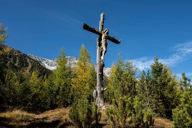 Tourismus Kunst Reisen Stifser Joch 15.10.2021, Reisen Italien, Sulden Christus am Kreuz an der Staatsstrasse nach Sulden Copyright Eberhard Thonfeld Sulden Bozen Italien *** Tourism Art Travel Stifser Joch 15 10 2021, Travel Italy, Sulden Christ at the cross at the state road to Sulden Copyright Eberhard Thonfeld Sulden Bolzano Italy