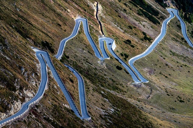 Tourismus Kunst Reisen Stifser Joch 15.10.2021, Reisen Italien, Prad im Vinschgau Stilfser Joch Gebirgspass in den Ortler-Alpen. Mit einer Höhe von 2757 m s.l.m. ist das Stilfser Joch der höchste Gebirgspass in Italien und nach dem Col de lÕIseran der zweithöchste asphaltierte Gebirgspass der Alpen. Es verbindet Bormio im Veltlin mit Prad im Vinschgau Höhe 2.757 m 48 nummerierte Kehren und 25 Kilometer. Staatsstrasse Staatsstraße 38 beliebt bei Radsportlern Motorradfahrern Copyright Eberhard Thonfeld Stilfser Joch Prad Vinschgau Italien *** Tourism Art Travel Stelvio 15 10 2021, Travel Italy, Prad in Val Venosta Stelvio mountain pass in the Ortles Alps At an altitude of 2757 m s l m, the Stelvio Pass is the highest mountain pass in Italy