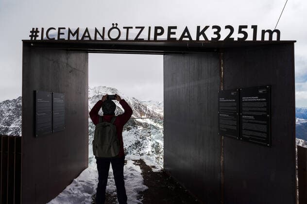 Tourismus Kunst Reisen 14.10.2021, Reisen Italien, Schnalztal Vinschgau Südtirol Alto Adige Grawandspitze- Iceman Ötzi Peak 3251m- Die Grawand, früher auch Krahwand, von Krähe, genannt ist eine 3251 m hohe Bergspitze im Schnalskamm, einer Bergkette in den Ötztaler Alpen in der italienischen Provinz Südtirol. Gipfelkreuz Copyright Eberhard Thonfeld Iceman Ötzi Peak Kurzras Bozen Italien Österreich *** Tourism Art Travel 14 10 2021, Travel Italy, Val Senales Val Venosta Alto Adige Grawandspitze Iceman Ötzi Peak 3251m The Grawand, formerly also called Krahwand, from Krähe, is a 3251 m high mountain peak in the Schnalskamm, a mountain range in the Ötztal Alps in the Italian province of South Tyrol Summit Cross Copyright Eberhard Thonfeld Icem