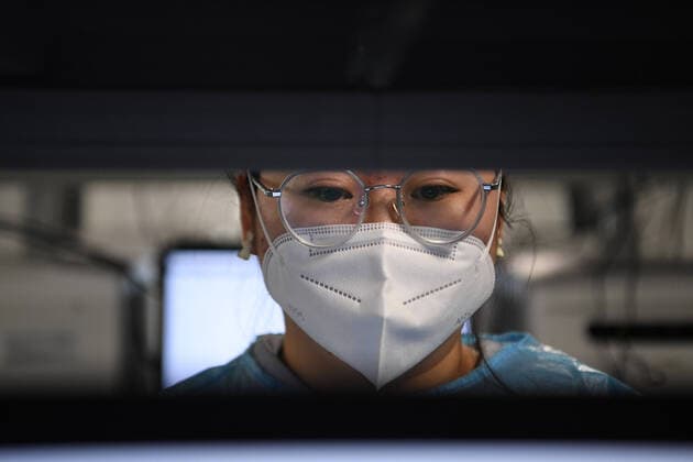 (211024) -- LANZHOU, Oct. 24, 2021 -- A medical worker works at a Falcon air-inflated testing lab for COVID-19 nucleic acid testing in Lanzhou, northwest China s Gansu Province, Oct. 24, 2021. A set of Falcon air-inflated testing lab has been built in Lanzhou for massive nucleic acid tests. The lab is capable of screening up to 800,000 people every day using the ten-in-one mixed testing approach, which greatly improved the testing capabilitiy after the recent resurgence of COVID-19 cases in the city. ) CHINA-GANSU-LANZHOU-COVID-19-TESTING LAB (CN) ChenxBin 