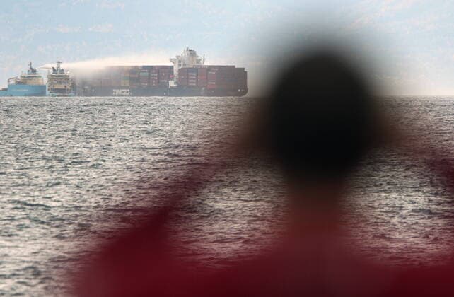 News Bilder des Tages October 24, 2021, Victoria, BC, Canada: Ships work to control a fire onboard the MV Zim Kingston about eight kilometres from the shore in Victoria, B.C., on Sunday, October 24, 2021. The container ship caught fire on Saturday and 16 crew members were evacuated and brought to Ogden Point Pier. Victoria Canada  - ZUMAc35_ 20211024_zaf_c35_004 Copyright: xChadxHipolitox