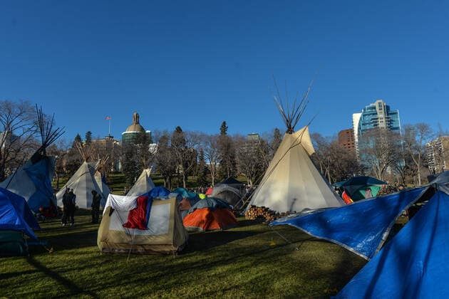 Standing Together Against Mandatory Vaccines Protest In Edmonton Hundreds of Albertans gathered during a Silent Protest For Albertans Against Vaccine Mandates - a part of the Standing Together Against Mandatory Vaccines protest against forced vaccine mandates at the Alberta Legislative Grounds, joining a sit-in camp by members of the First Nations and their supporters who protest since the beginnin of October, to raise awareness of issues facing First Nations communities in Canada. On Sunday, 24 August 2021, in Alberta Legislature Grounds, Edmonton, Alberta, Canada. Edmonton Canada  Copyright: xArturxWidakx widak-standing211024_npYdO
