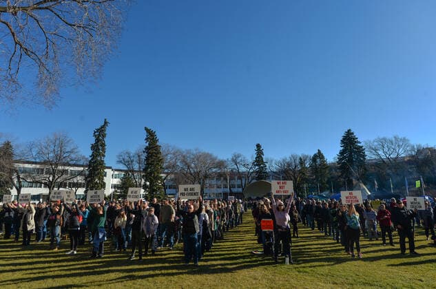 Standing Together Against Mandatory Vaccines Protest In Edmonton Hundreds of Albertans gathered during a Silent Protest For Albertans Against Vaccine Mandates - a part of the Standing Together Against Mandatory Vaccines protest against forced vaccine mandates at the Alberta Legislative Grounds, joining a sit-in camp by members of the First Nations and their supporters who protest since the beginnin of October, to raise awareness of issues facing First Nations communities in Canada. On Sunday, 24 August 2021, in Alberta Legislature Grounds, Edmonton, Alberta, Canada. Edmonton Canada  Copyright: xArturxWidakx widak-standing211024_npbG0