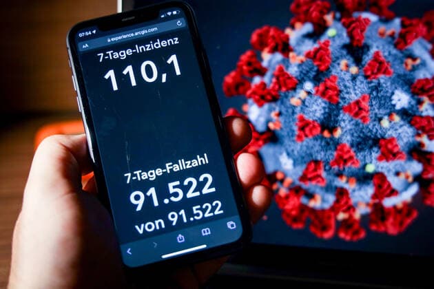 Coronavirus in Germany Covid 19 Dashboard of the Robert Koch Institute 25 10 2021 Robert Koch Institute 7 days Incidence 110.1 7 days Number of cases 91 522 COVID 19 cases 4 472 730 Addition of 6 573 compared to previous day COVID 19 deaths 95 117 Addition of 17 compared to previous day