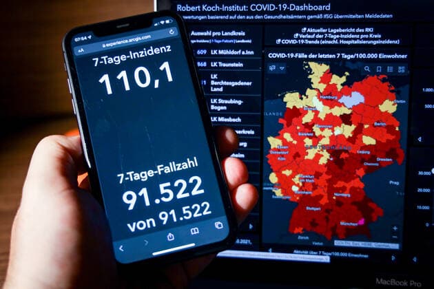 Coronavirus in Germany Covid 19 Dashboard of the Robert Koch Institute 25 10 2021 Robert Koch Institute 7 days Incidence 110.1 7 days Number of cases 91 522 COVID 19 cases 4 472 730 Addition of 6 573 compared to previous day COVID 19 deaths 95 117 Addition of 17 compared to previous day