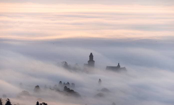 IMAGO Creative, Jahreszeit Herbst auf dem Land News Bilder des Tages Burg Kronberg im Nebel Die Burg Kronberg schaut am Morgen aus einer Nebeldecke., Königstein Hessen Deutschland *** Kronberg Castle in the fog Kronberg Castle looks out of a fog cover in the morning , Königstein Hessen Germany