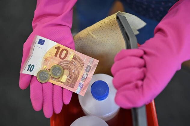 Wenn es zu einer Ampel-Koalition kommt, will die naechste Bundesregierung den gesetzlichen Mindestlohn auf zwoelf Euro (Themenfoto vom 22.10.2021) in der Stunde anheben. Das haben SPD, Gruene und FDP bei ihren Sondierungsgespraechen vereinbart. Zwoelf Euro Mindestlohn *** If it comes to a traffic light coalition, the next federal government wants to raise the legal minimum wage to twelve euros Topic photo from 22 10 2021 This is what SPD, Greens and FDP agreed on during their exploratory talks Twelve euro minimum wage Copyright: epd-bild HeikexLyding EDITORIAL USE ONLY