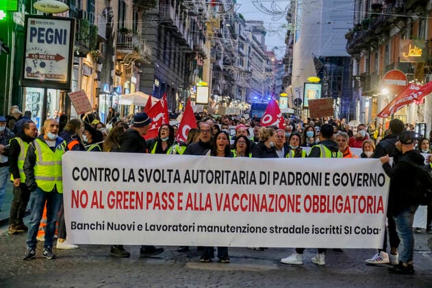 News Bilder des Tages Italy: NO Greenpass demonstration in Naples Students, workers and unemployed people march through the streets of naples on 25 october 2021, to express their disagreement with the measures taken by the italian government to counter the spread of COVID-19 using the GREENPASS, chanting choruses against the government pointing to Mario Draghi President of the Council of Ministers of the Italian Republic as the person responsible DSCF0073 Copyright: xAntonioxBalascox