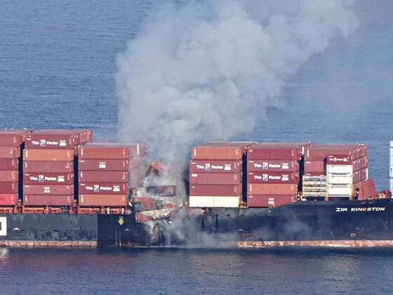 STYLELOCATIONThe commercial cargo ship MV ZIM Kingston, burns after losing 40 shipping containers during transit in the Strait of Juan de Fuca October 23, 2021 near Victoria, British Columbia, Canada. The shipping containers were carrying potassium amylxanthate which ignited. Victoria Canada - ZUMAp138 20211023_zaa_p138_002 Copyright: xPo3xDiolandaxCaballero U.S.xCoasx