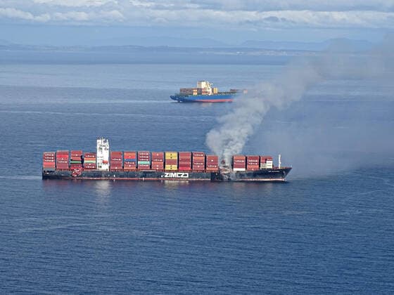 STYLELOCATIONThe commercial cargo ship MV ZIM Kingston, burns after losing 40 shipping containers during transit in the Strait of Juan de Fuca October 23, 2021 near Victoria, British Columbia, Canada. The shipping containers were carrying potassium amylxanthate which ignited. Victoria Canada - ZUMAp138 20211023_zaa_p138_003 Copyright: xPo3xDiolandaxCaballero U.S.xCoasx