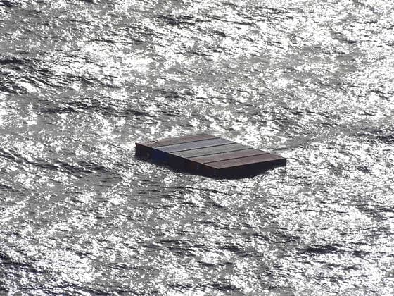 STYLELOCATIONCommercial cargo containers floating in the Strait of Juan de Fuca after falling off the MV ZIM Kingston cargo October 25, 2021 near Victoria, British Columbia, Canada. The shipping containers were carrying potassium amylxanthate which ignited causing a fire onboard the vessel. Victoria Canada - ZUMAp138 20211025_zaa_p138_001 Copyright: xPo3xDiolandaxCaballero U.S.xCoasx