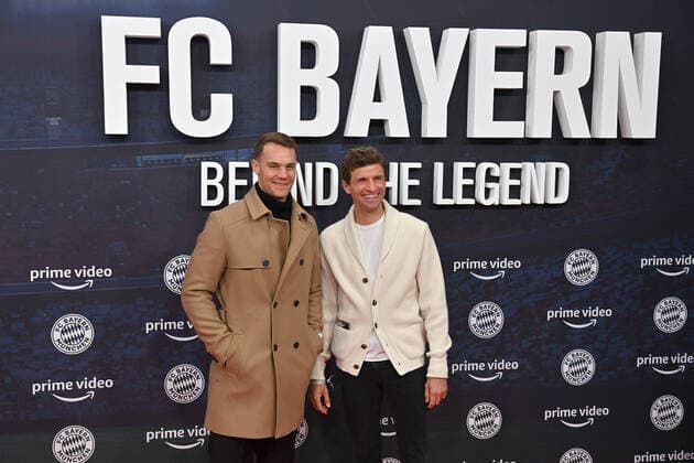 Bilder des Jahres 2021, Entertainment 10 Oktober Entertainment Themen der Woche KW43 Entertainment Bilder des Tages v.li:Manuel NEUER (Torwart Bayern Muenchen), Thomas MUELLER (MÜLLER,Bayern Muenchen) in zivil,privat. Premierenfeier zur Amazon Original Doku FC BAYERN Ð BEHIND THE LEGENDam 25.10.2021 im Arri Kino in Muenchen.Roter Teppich. *** from left Manuel NEUER goalkeeper Bayern Muenchen , Thomas MUELLER MÜLLER,Bayern Muenchen in civilian clothes,private premiere party for the Amazon Original documentary FC BAYERN Ð BEHIND THE LEGENDon 25 10 2021 at the Arri cinema in Munich red carpet