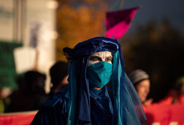 News Bilder des Tages October 25, 2021, Richmond, BC, Canada: A person wears a costume as the environmental activist group Extinction Rebellion marches before blocking the main road used to access Vancouver International Airport, in Richmond, B.C., Monday, Oct. 25, 2021. More than a dozen people were arrested and traffic to and from the airport was diverted due to the protest which was part of the group s two week October Rebellion action. Richmond Canada  - ZUMAc35_ 20211025_zaf_c35_143 Copyright: xDarrylxDyckx
