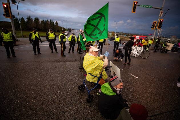 October 25, 2021, Richmond, BC, Canada: An elderly woman sits on a walker as the environmental activist group Extinction Rebellion blocks the main road used to access Vancouver International Airport, in Richmond, B.C., Monday, Oct. 25, 2021. More than a dozen people were arrested and traffic to and from the airport was diverted due to the protest which was part of the group s two week October Rebellion action. Richmond Canada  - ZUMAc35_ 20211025_zaf_c35_151 Copyright: xDarrylxDyckx