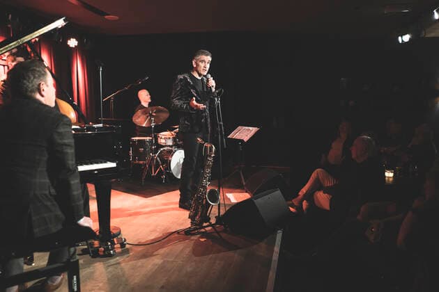 Curtis Stigers live in Odense, Denmark Odense, Denmark. 25th, October 2021. The American jazz singer, songwriter and saxophonist Curtis Stigers performs a live concert at Dexter in Odense. Odense Denmark  Copyright: xGonzalesxPhoto KentxRasmussenx