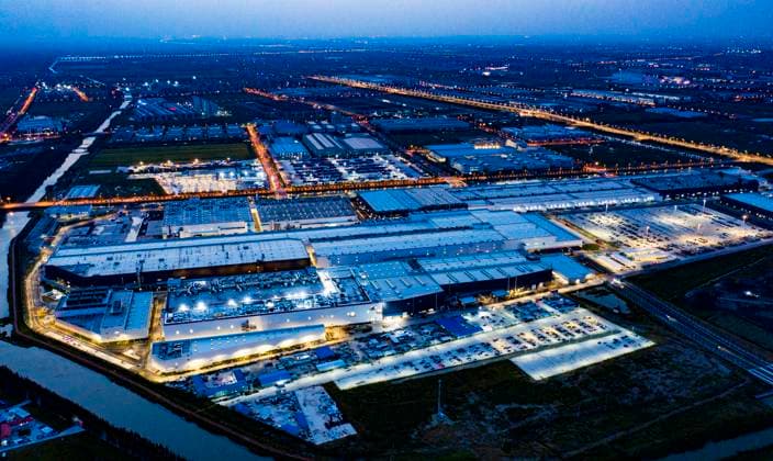 SHANGHAI, CHINA - OCTOBER 22: Aerial view of Tesla Shanghai Gigafactory at night on October 22, 2021 in Shanghai, China. Tesla on Monday announced the completion of its R&D innovation center and Gigafactory data center in Shanghai.  Copyright: xVCGx CFP111354335027