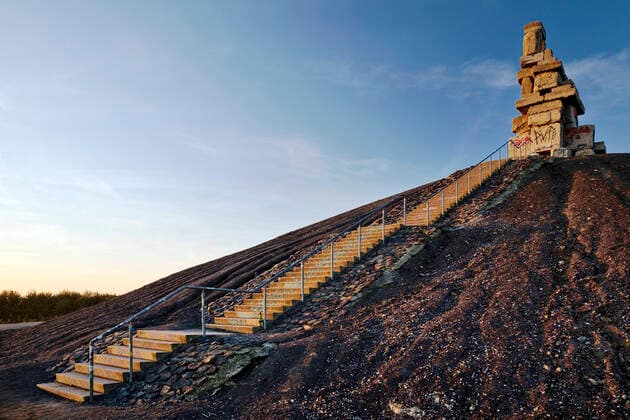 Halde Rheinelbe mit Aufgang zum Kunstwerk Himmelstreppe im Abendlicht, Deutschland, Nordrhein-Westfalen, Ruhrgebiet, Gelsenkirchen Rheinelbe slagheap with stairway to the artwork Himmelstreppe in the evening light, Germany, North Rhine-Westphalia, Ruhr Area, Gelsenkirchen BLWS655287 *** Rheinelbe slagheap with stairway to the artwork Himmelstreppe in the evening light, Germany, North Rhine Westphalia, Ruhr Area, Gelsenkirchen BLWS655287 Copyright: xblickwinkel S.xZiesex