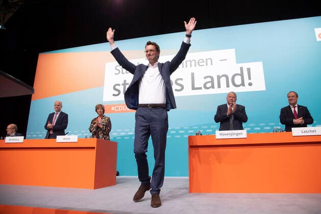 Hendrik WUEST, Wüst, CDU, Minister fuer Verkehr des Landes Nordrhein-Westfalen, CDU-Landesvorsitzender NRW, freut sich ueber das hohe Wahlergebnis, jubelt zu den Delegierten, 43. Landesparteitag der CDU Nordrhein-Westfalen in Bielefeld, 23.10.2021. *** Hendrik WUEST, Wüst, CDU, Minister for Transport of the State of North Rhine-Westphalia, CDU State Chairman NRW, happy about the high election result, cheers to the delegates, 43 State Party Congress of the CDU North Rhine-Westphalia in Bielefeld, 23 10 2021