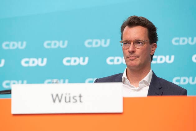 Hendrik WUEST, Wüst, CDU, Minister fuer Verkehr des Landes Nordrhein-Westfalen, CDU-Landesvorsitzender NRW, 43. Landesparteitag der CDU Nordrhein-Westfalen in Bielefeld, 23.10.2021. *** Hendrik WUEST, Wüst, CDU, Minister for Transport of the State of North Rhine-Westphalia, CDU State Chairman NRW, 43 State Party Conference of the CDU North Rhine-Westphalia in Bielefeld, 23 10 2021