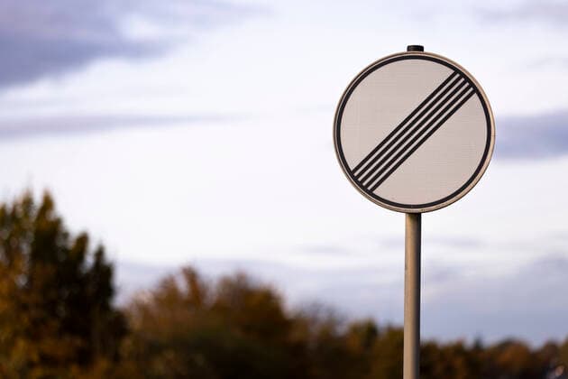 Symbolbild Tempolimit. Straßenschild, Ende aller Streckenverbote, gesehen bei Hannover. Deutschland, Niedersachsen, Region Hannover, 25.10.2021 *** Symbolic speed limit road sign, end of all road bans, seen near Hannover Germany, Lower Saxony, Hannover region, 25 10 2021