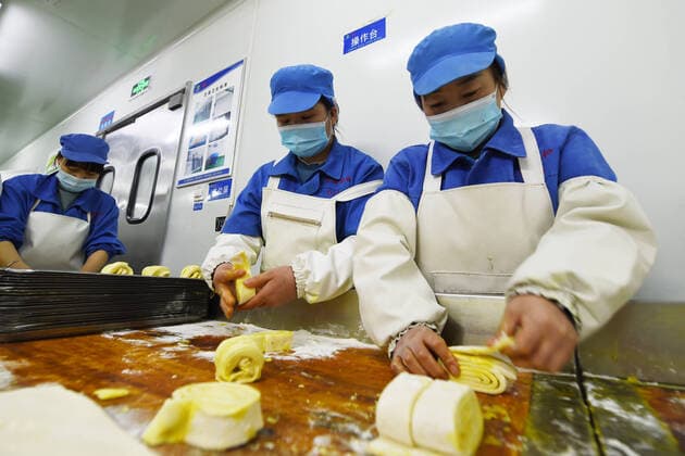 (211026) -- LANZHOU, Oct. 26, 2021 -- Staff members prepare food for residents at a residential area under temporary lockdown due to resurgence of COVID-19 in Anning District of Lanzhou, northwest China s Gansu Province, Oct. 26, 2021. Local authorities, in cooperation with food production and catering enterprises, provide free meals for local residents in residential areas under lockdown in Lanzhou every day. ) CHINA-GANSU-LANZHOU-COVID-19-FREE MEAL (CN) FanxPeishen 