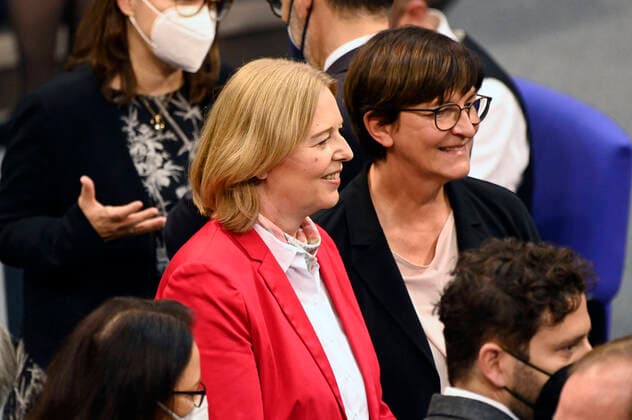 Bärbel Bas und Saskia Esken in der konstituierenden Sitzung des 20. Deutschen Bundestages im Reichstagsgebäude. Berlin, 26.10.2021 *** Bärbel Bas and Saskia Esken at the constituent session of the 20 German Bundestag in the Reichstag building Berlin, 26 10 2021 Foto:xF.xKernx xFuturexImage