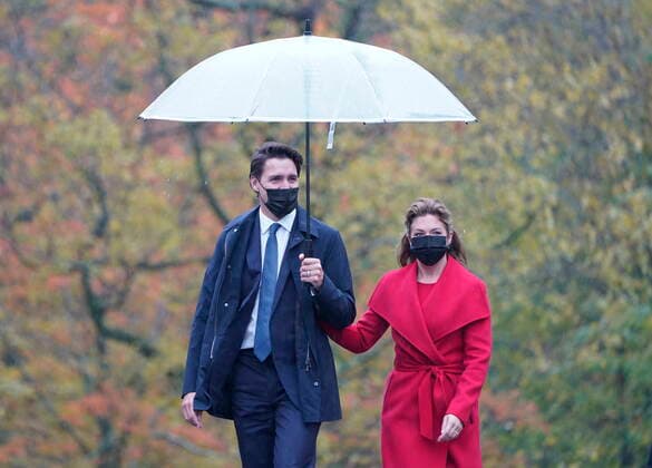 October 26, 2021, Ottawa, ON, Canada: Prime Minister Justin Trudeau and Sophie Gregoire Trudeau arrive for the cabinet swearing-in ceremony at Rideau Hall in Ottawa, Tuesday, Oct.26, 2021 Ottawa Canada  - ZUMAc35_ 20211026_zaf_c35_001 Copyright: xAdrianxWyldx