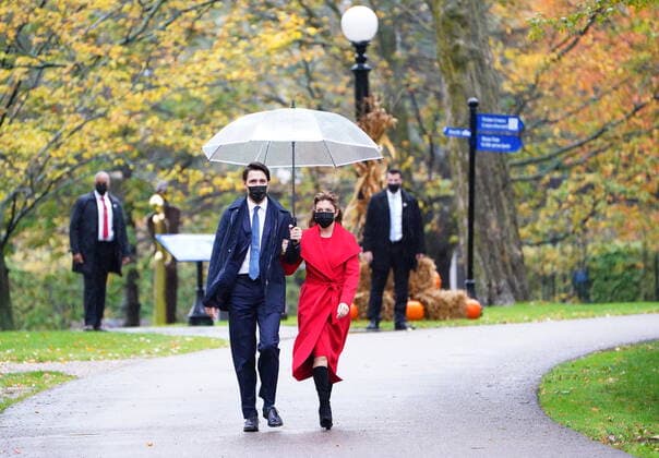 October 26, 2021, Ottawa, ON, Canada: Prime Minister Justin Trudeau and Sophie Gregoire Trudeau arrive for the cabinet swearing-in ceremony at Rideau Hall in Ottawa, Tuesday, Oct.26, 2021 Ottawa Canada  - ZUMAc35_ 20211026_zaf_c35_004 Copyright: xSeanxKilpatrickx
