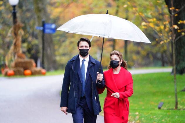 October 26, 2021, Ottawa, ON, Canada: Prime Minister Justin Trudeau and Sophie Gregoire Trudeau arrive for the cabinet swearing-in ceremony at Rideau Hall in Ottawa, Tuesday, Oct.26, 2021 Ottawa Canada  - ZUMAc35_ 20211026_zaf_c35_005 Copyright: xSeanxKilpatrickx