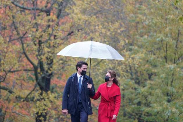 October 26, 2021, Ottawa, ON, Canada: Prime Minister Justin Trudeau and Sophie Gregoire Trudeau arrive for the cabinet swearing-in ceremony at Rideau Hall in Ottawa, Tuesday, Oct.26, 2021 Ottawa Canada  - ZUMAc35_ 20211026_zaf_c35_002 Copyright: xAdrianxWyldx