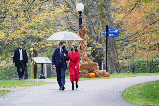 October 26, 2021, Ottawa, ON, Canada: Prime Minister Justin Trudeau and Sophie Gregoire Trudeau arrive for the cabinet swearing-in ceremony at Rideau Hall in Ottawa, Tuesday, Oct.26, 2021 Ottawa Canada  - ZUMAc35_ 20211026_zaf_c35_007 Copyright: xSeanxKilpatrickx