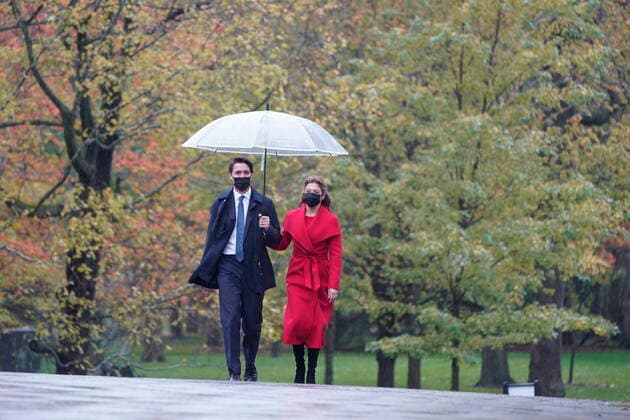 October 26, 2021, Ottawa, ON, Canada: Prime Minister Justin Trudeau and Sophie Gregoire Trudeau arrive for the cabinet swearing-in ceremony at Rideau Hall in Ottawa, Tuesday, Oct.26, 2021 Ottawa Canada  - ZUMAc35_ 20211026_zaf_c35_003 Copyright: xAdrianxWyldx