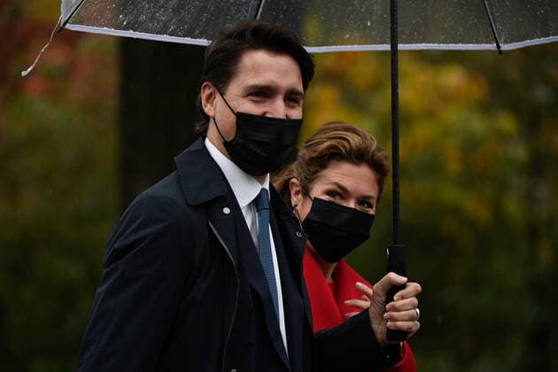 October 26, 2021, Ottawa, ON, Canada: Prime Minister Justin Trudeau and Sophie Gregoire Trudeau arrive for the cabinet swearing-in ceremony at Rideau Hall in Ottawa, Tuesday, Oct.26, 2021 Ottawa Canada  - ZUMAc35_ 20211026_zaf_c35_010 Copyright: xAdrianxWyldx