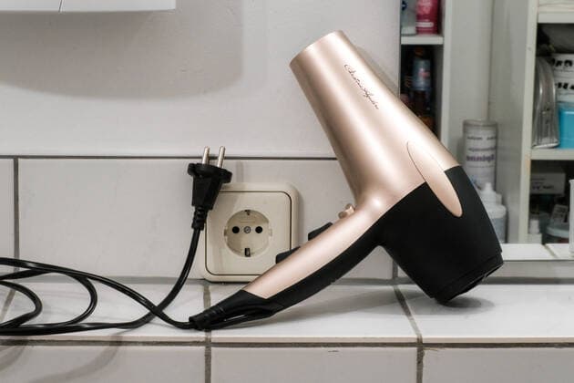 Düsseldorf 26.10.2021 Badezimmer Ordnung Ablage Badablage Kosmetik Hygiene Sauberkeit Körperpflege Beauty Produkte Haare Haarfön Fön Trockenfön Steckdose Elektrokabel Schukostecker Stromverbrauch Miete Mietkosten Mietnebenkosten Nebenkosten Wohnen Wohnung Mieterhöhung Wohnfläche Energiebedarf Stromkostenabrechnung Betriebskosten Steuer Finanzamt Steuererklärung Betriebsausgaben Werbungskosten Klimaschutzgesetz CO2-Abgabe CO2-Preis energetische Sanierung Bundesumweltministerium Mieter Vermieter Northstream North Stream 2 Strommast grüner Öko-Strom Elektrizität Wohngebiet Hochspannung E-Smog Elektrosmog Wohngebiet Stromkosten Stromrechnung Stromvergütung Netztransparenz Stromtarife Strom Ökostrom Freileitungsmast Hochspannungsma